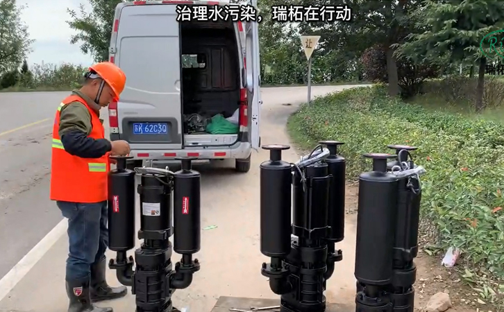 安裝工人將沉水風(fēng)機(jī)送到施工現(xiàn)場