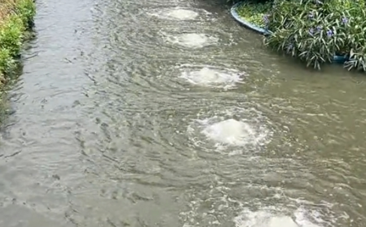 一臺(tái)沉水風(fēng)機(jī)，帶動(dòng)百米河道曝氣
