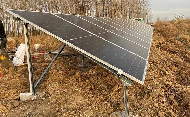 岸邊的太陽能電池板